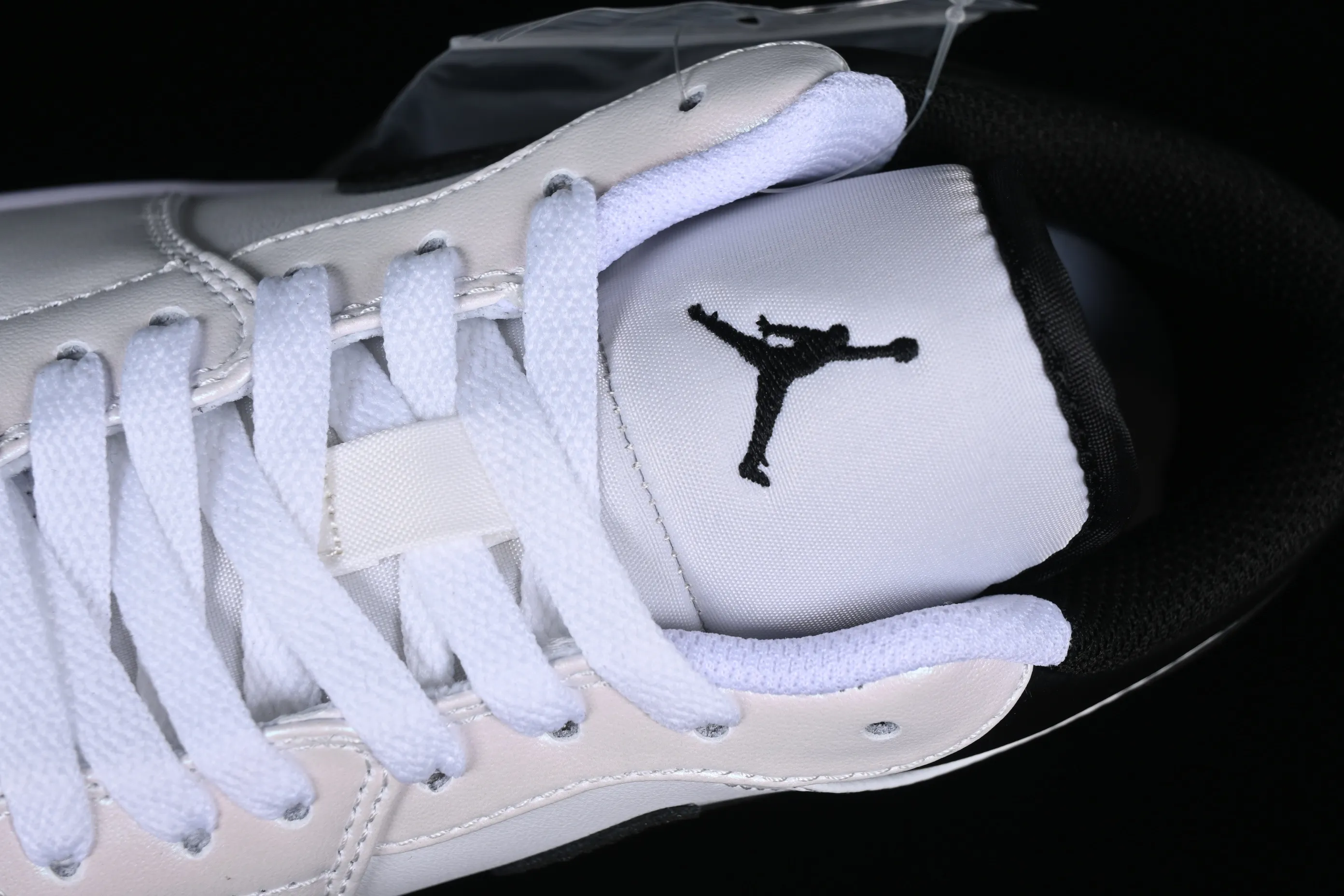 All categories Air Jordan Jordan series basketball shoes Air Jordan 1 Low Z version Air Jordan 1 Low "White and Black" AJ1 Joe 1 white and black color matching low-top cultural casual sneakers 553558-132